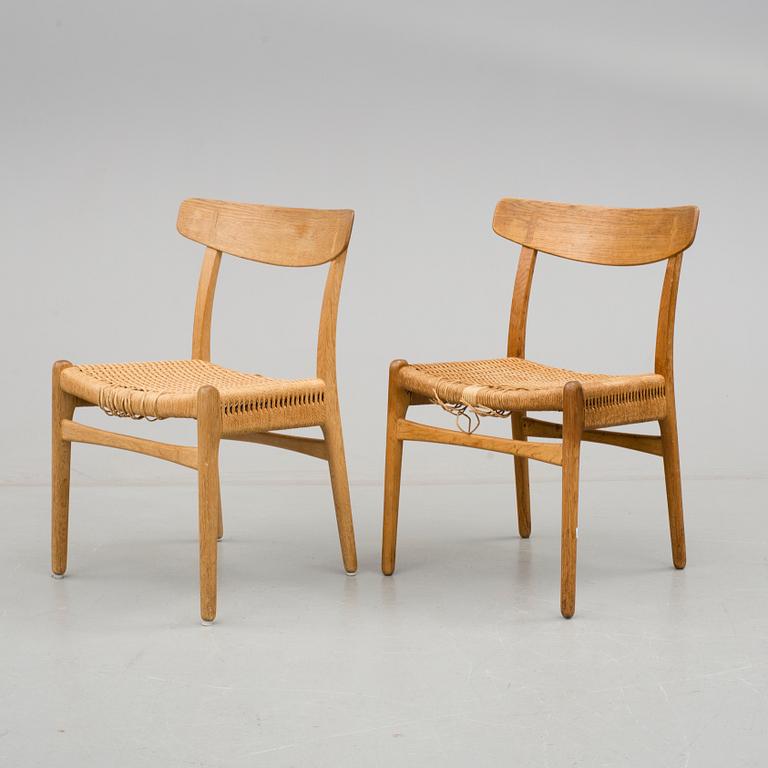 STOLAR, ett par. "Spisestolen", CH-23, Hans J Wegner, Carl Hansen & Son, Danmark, 1960-tal.