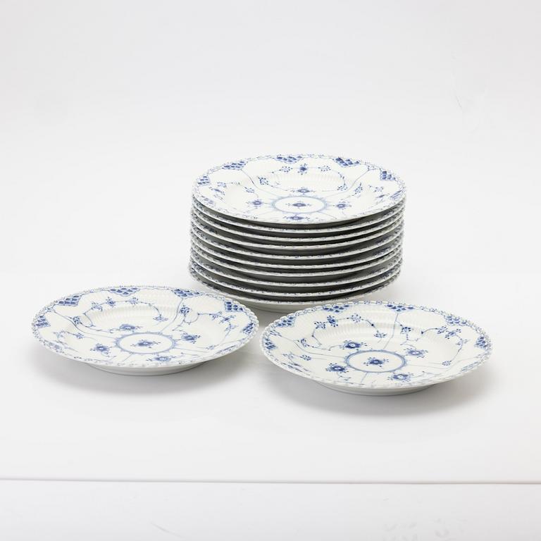 Royal Copenhagen, mattallrikar, 12 st, porslin, "Musselmalet helblond", Danmark.