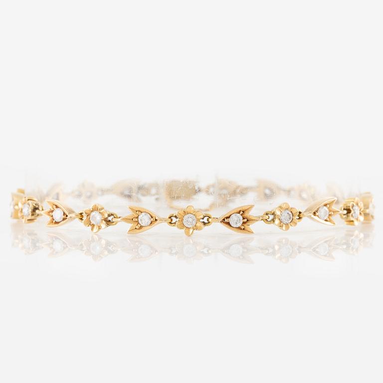 Bracelet 18K gold with round brilliant-cut diamonds.