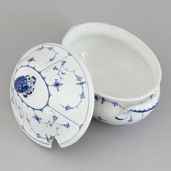 TERRIN MED LOCK, porslin, "Musselmalet", Royal Copenhagen, Danmark,  1800-talets andra hälft.
