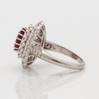 RING med obehandlad burmesisk rubin, 4.33 ct, samt briljantslipade diamanter. Certifikat från SSEF.