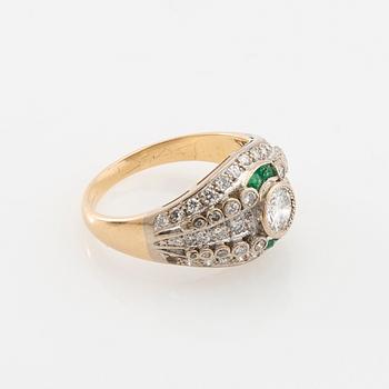 Ring in 18K gold set with round brilliant-cut diamonds and faceted emeralds, Art Deco, first quarter of the 20th century.