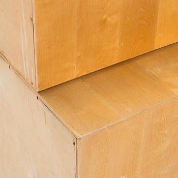 Aino Aalto, kaappi, malli 808 ja vitriini, malli 214 O.Y. Huonekalu- ja Rakennustyötehdas A.B. 1950-luvun alku.