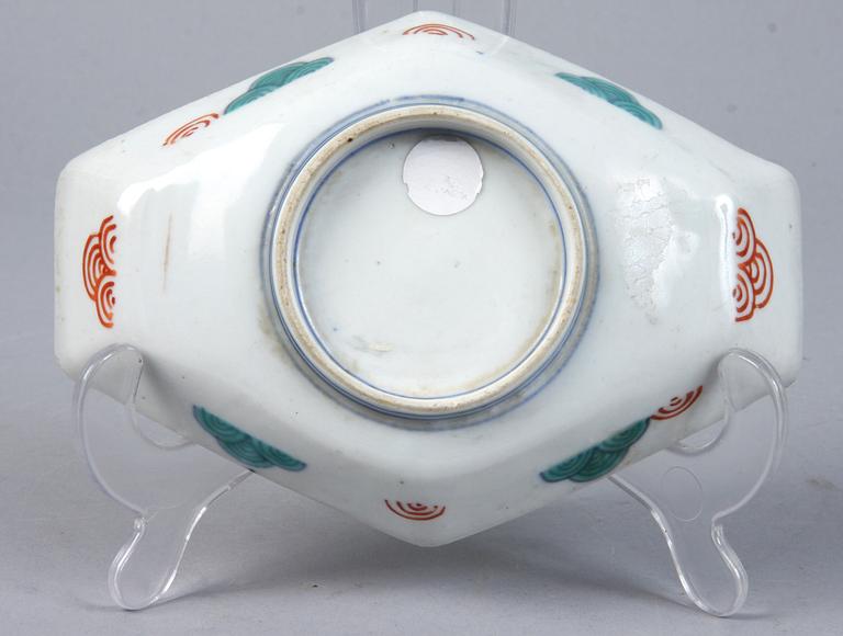 VAS samt FAT, stengods samt porslin, Japan, 1800/1900-tal.