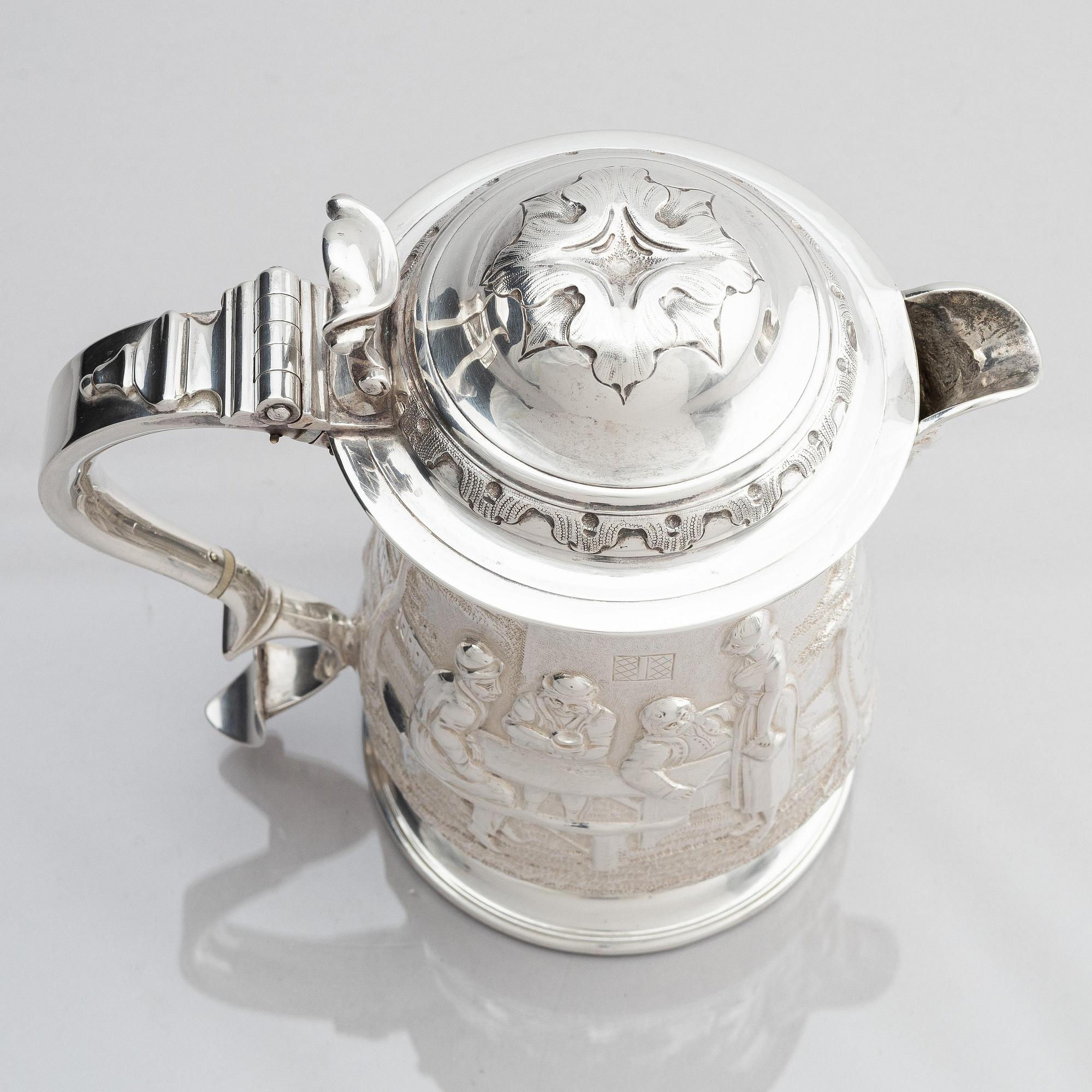Richard Gurney & Co, dryckeskanna/presentationstrofé med lock, silver, London 1752.