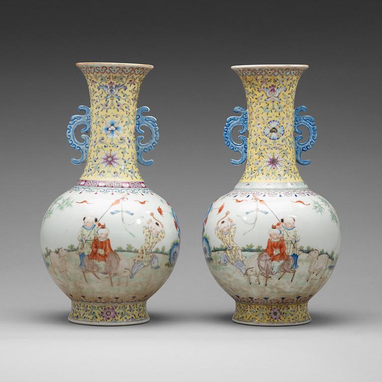 Two chinese vases, 20th Century.