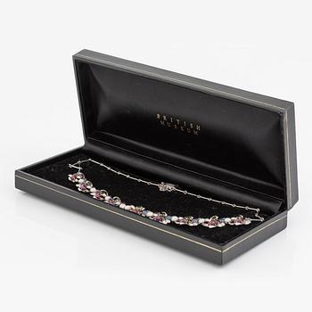 Collier, 18K vitguld med rubiner, opaler, granater och turmaliner.