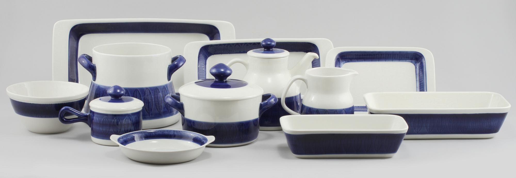 SERVISDELAR, 45 st, porslin, "Koka blå", Hertha Bengtsson, Rörstrand, 1956-88.