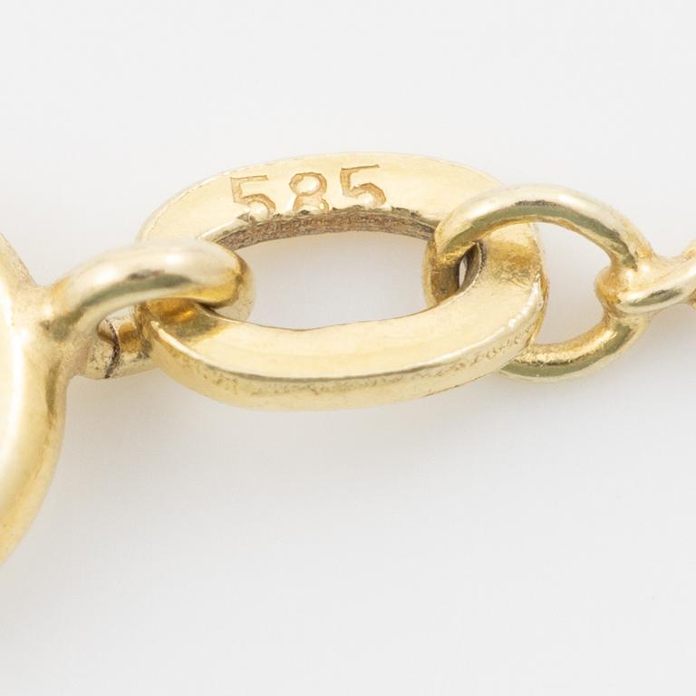 Smyckesset, ett par örhängen, ett litet örhänge samt hängsmycke, 14K guld med granater.