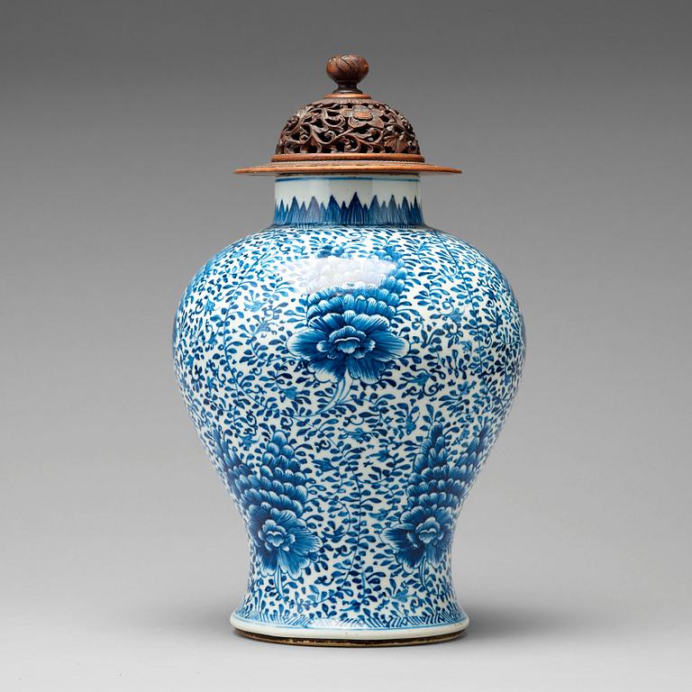 A blue and white vase, Qing dynasty, 18th Century.