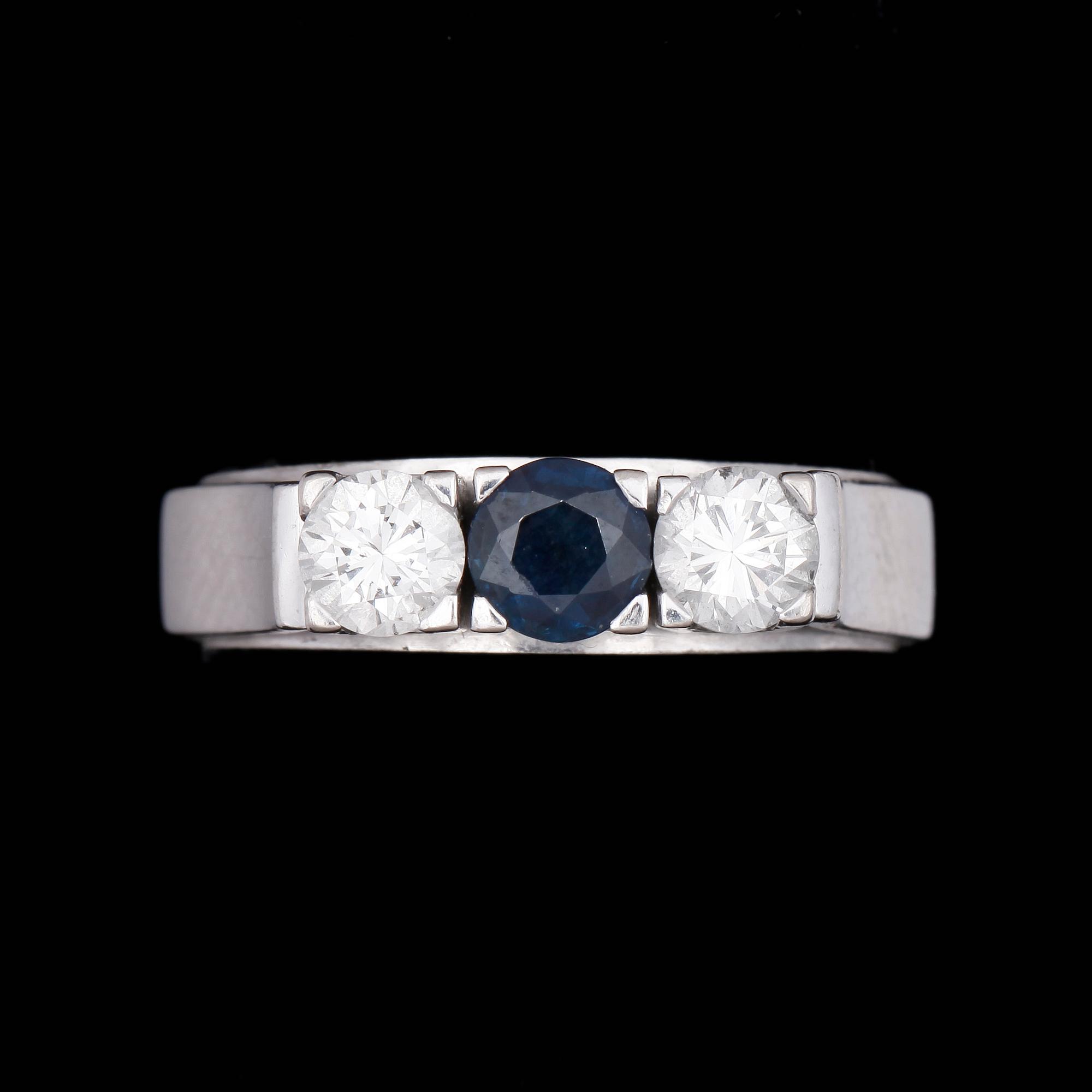 RING, 18k vitguld med briljantslipad safir ca0,50ct enl gravyr och diamanter tot ca0,70ct. Stockholm, 1977. Vikt 8,8g.