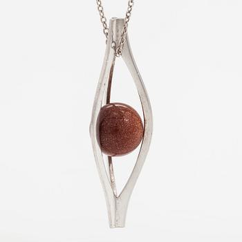 Elis Kauppi, A silver necklace with a goldstone pearl. Kupittaan kulta, Turku 1962.