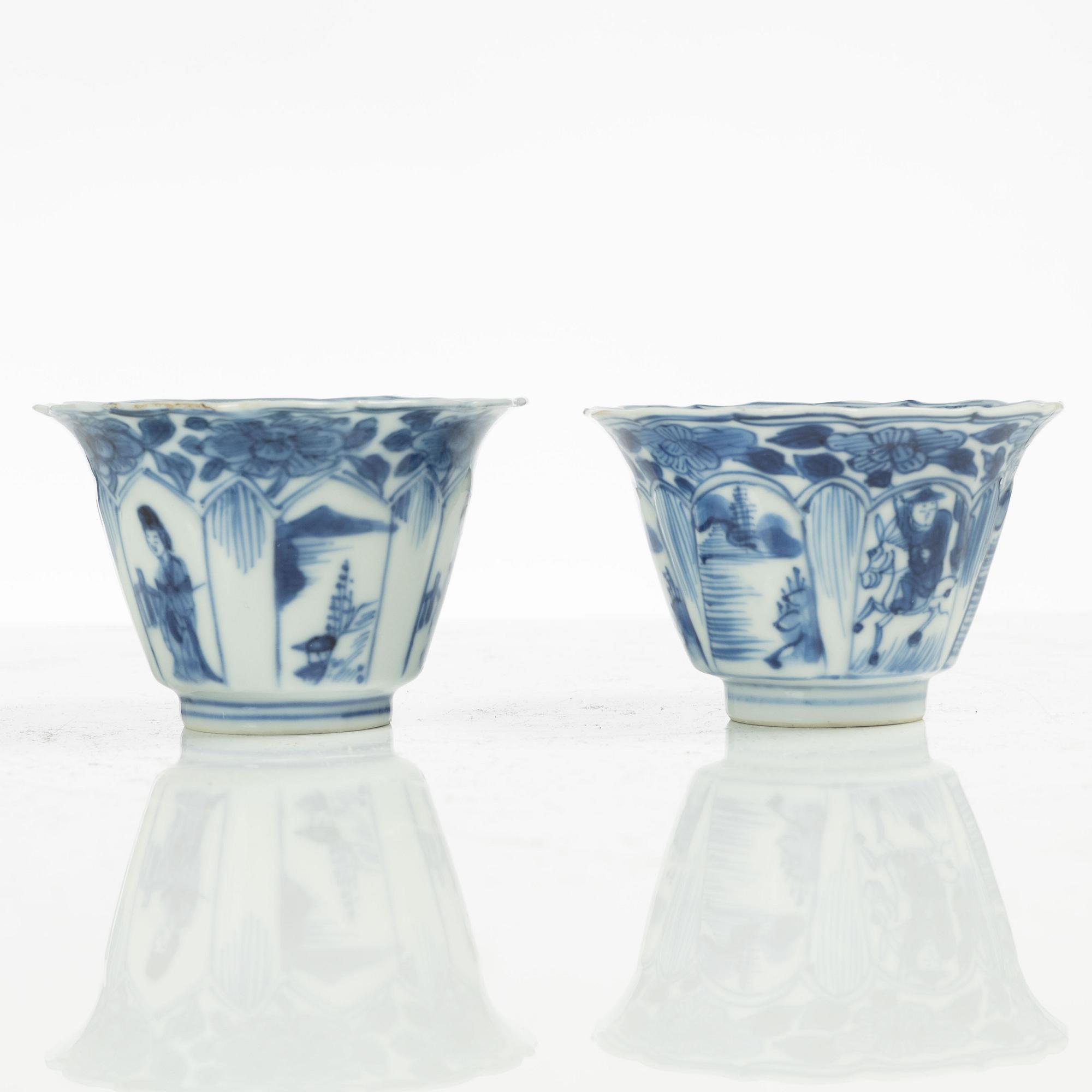 Koppar, två stycken, samt fat, porslin, Kina, Qingdynastin, Kangxi (1662-1722).