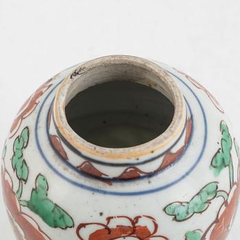 A Chinese porcelain tea candy, Transition, 17th century.