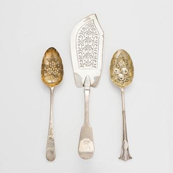 Fiskspade och fruktskedar, 2 st, sterlingsilver, London 1833 och 1788 och Sheffield 1904..