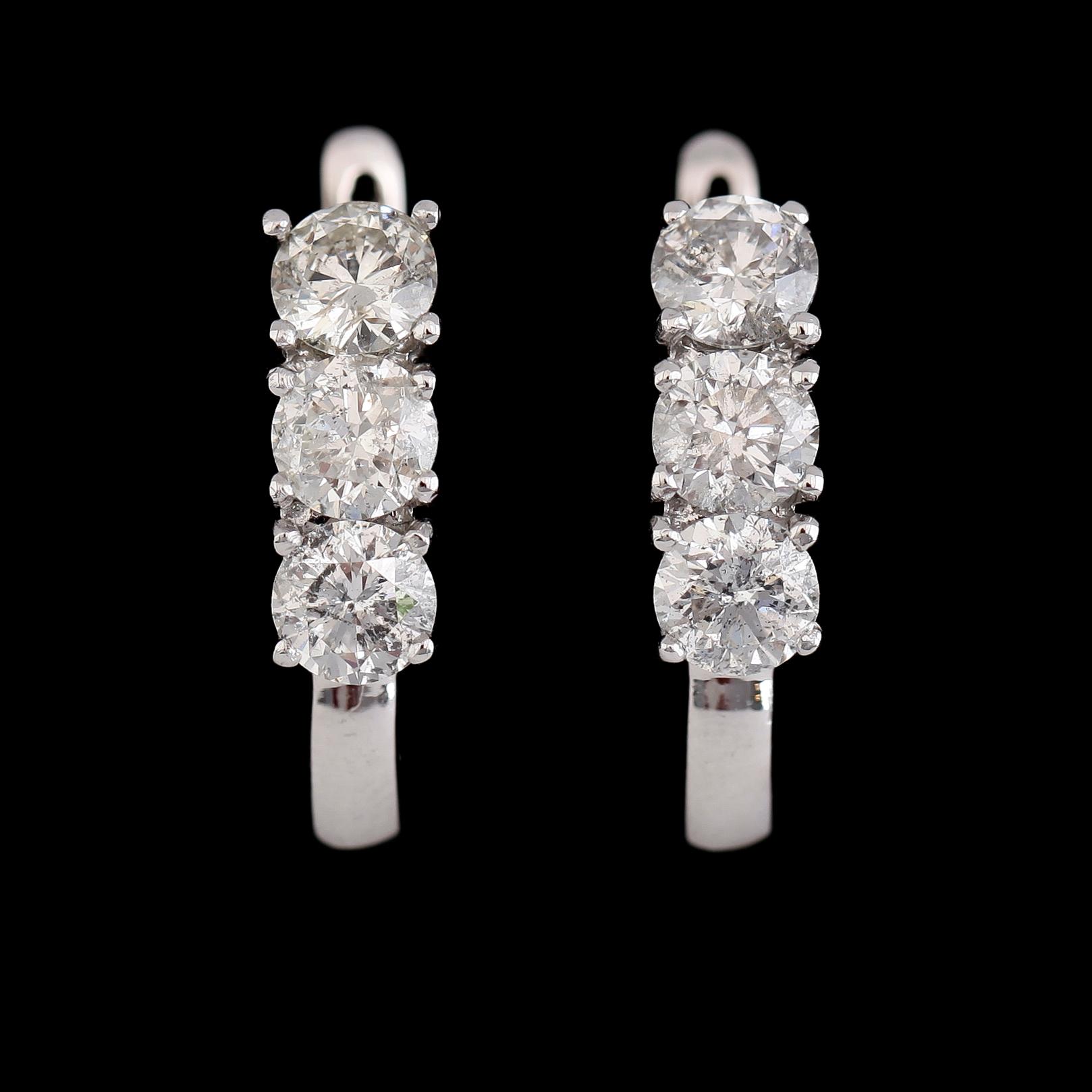 ÖRHÄNGEN, 1 par, 18K vitguld, briljantslipade diamanter tot ca 2.48 ct. Vikt ca 6 g.