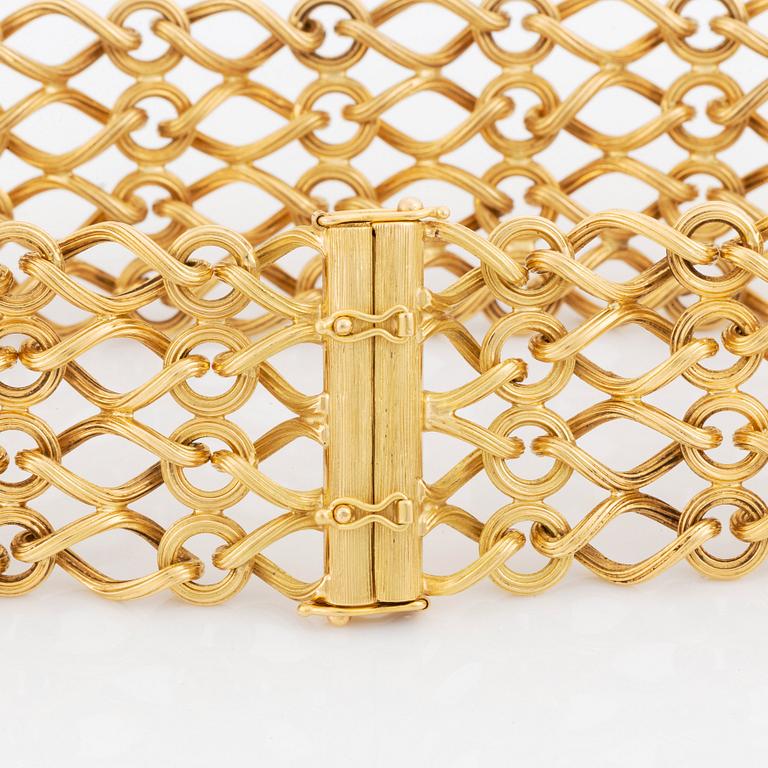 An 18K gold choker-necklace.