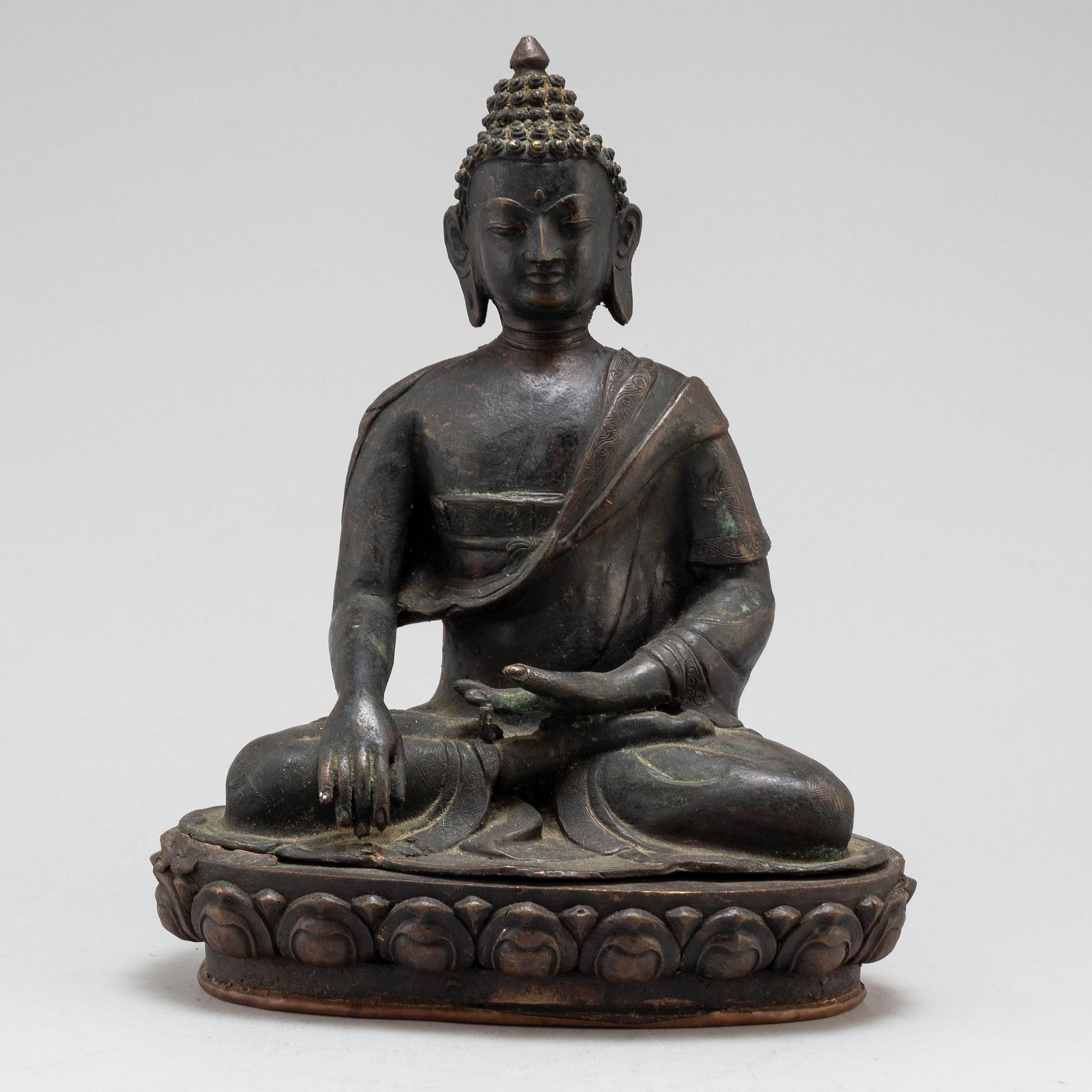 A Thai bronze buddha, 20th century.
