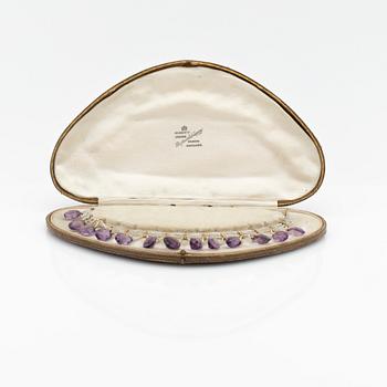 Collier, 18k guld med ametister och småpärlor.