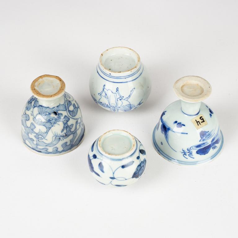 Stemcups, två stycken samt två minityrurnor, porslin. Mingdynastin (1368-1644).