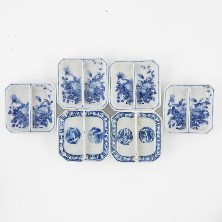 13 blue and white porcelain dishes, China, late Qingdynasty.