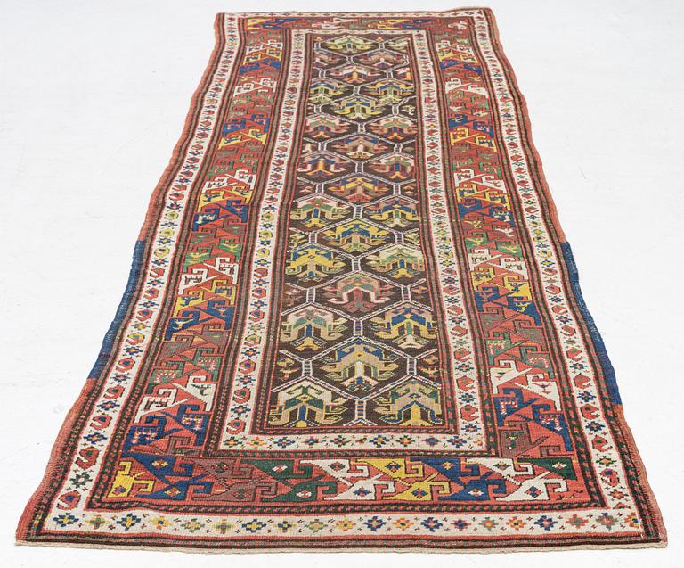 Gallerimatta, Kazak, omkring år 1900, ca 350 x 105 cm.