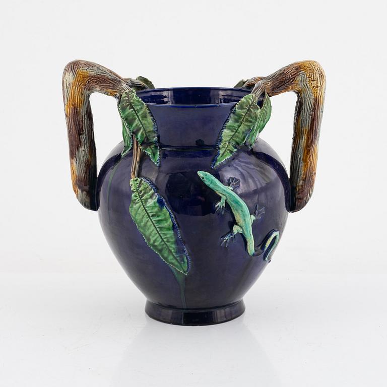 A ceramic urn, late 19th century.