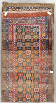 GALLERIMATTA, semiantik Karabagh sannolikt. Ca 438 (samt kortsidans slätvävda partier) x 125 cm.