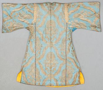 A TURKISH ROBE/KAFTAN, silk. Height 130,5 cm. Around 1900.