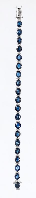 BRACELET, set with blue sapphires and brilliant cut diamonds, tot. app. 0.80-1 cts.