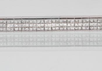 ARMBAND, 18K vitguld med 336 briljantslipade diamanter ca 10.80 ct. Vikt 30,7 gram.