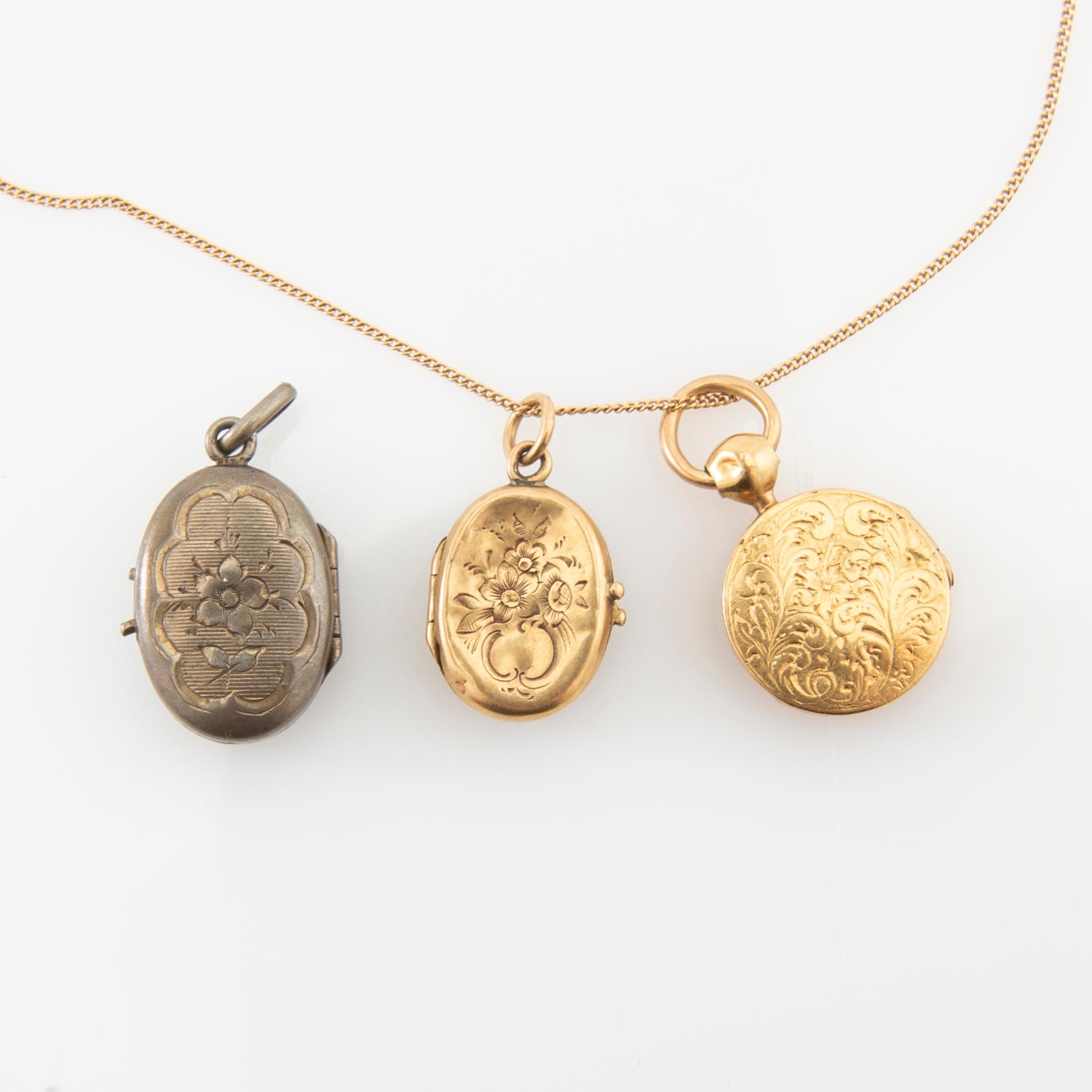 Halsband med berlocker 18K guld och silver 1800-tal, bland annat av Edvard Emanuel Petterson Stockholm 1857.