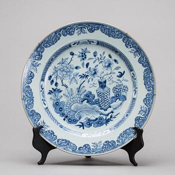 A Qianlong blue and white porcelain dish.