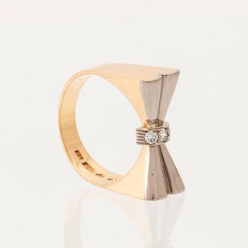 Ring 18K rött och vit guld med runda briljantslipade diamanter, K & E Carlson Göteborg 1948.
