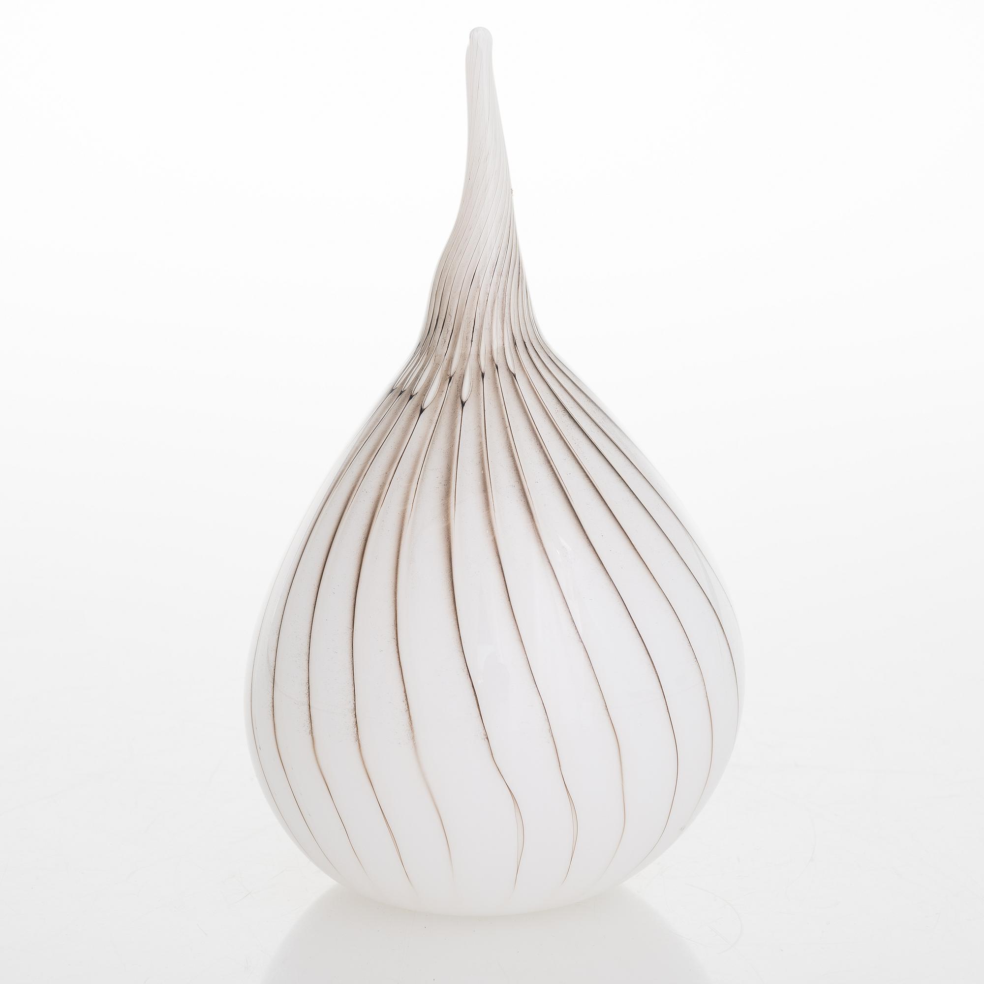 OIVA TOIKKA, a glass sculpture signed O. Toikka Nuutajärvi.