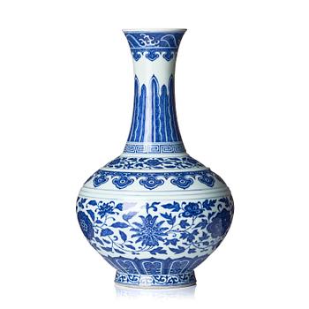 1182. Vas, porslin. Qingdynastin med Guangxus sigillmärke och period (1875-1908).