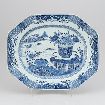 A blue and white export porcelain serving dish, Qing dynasty, Qianlong (1736-95).