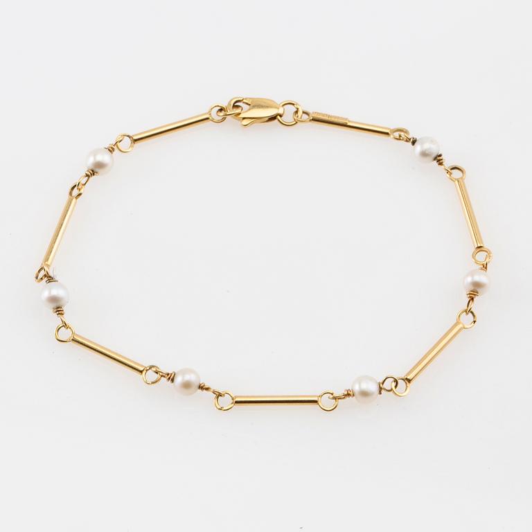 Bracelet 18K gold with cultured pearls.