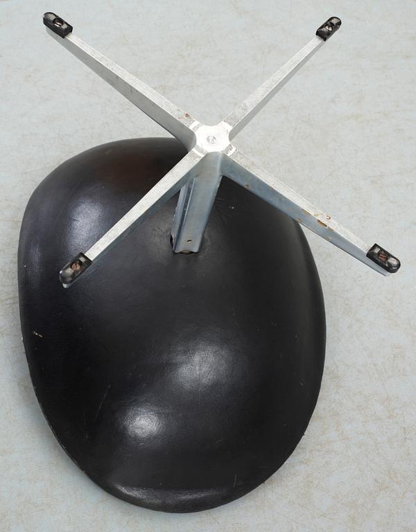 Fotpall, "ägget", Arne Jacobsen, 1900-talets mitt.