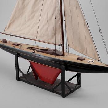 MODELLSEGELBÅT, 1900-talets mitt.