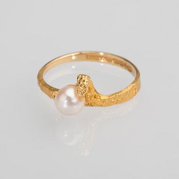 RING, 18 k guld med pärla, Lapponia, Finland. Vikt ca 2 g.