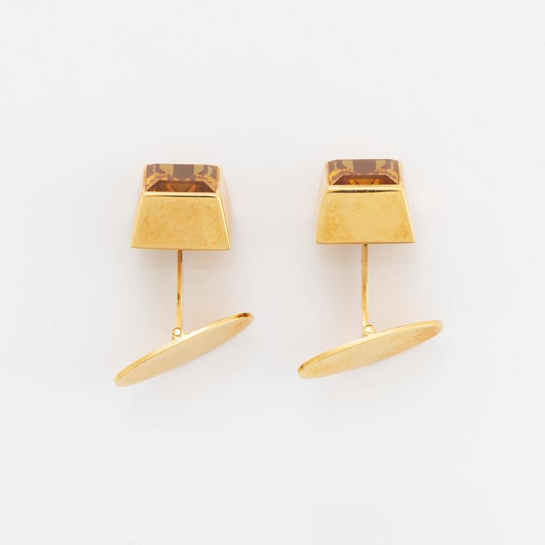 18K gold and synthetic yellow sapphire cufflinks.