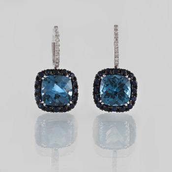 ÖRHÄNGEN, 18K vitguld med briljantslipade diamanter ca 0.25 ct, safirer ca 1.70 ct och topaser ca 12.08 ct. Vikt 7,3g.