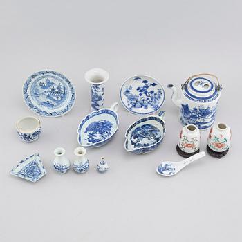 15 pieces of porcelain tableware from Asia, 18th to 20th century.