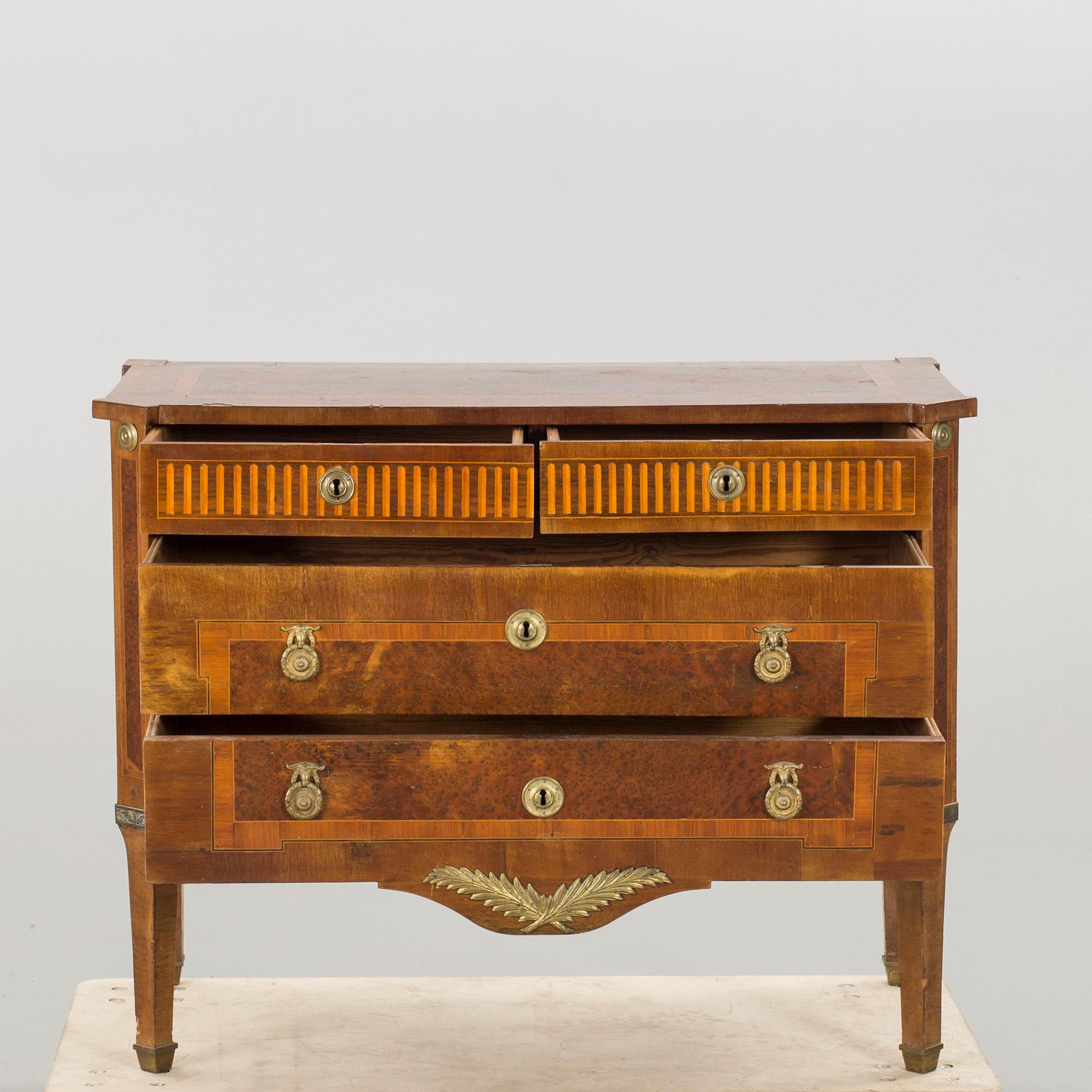 A CHEST OF DRAWERS, turn of the century 1800.