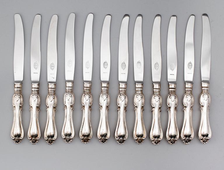 MATKNIVAR, 12 st, silver, Carl Hammer, Stockholm 1860/70-tal. Total vikt med stålblad ca 1077 gram.