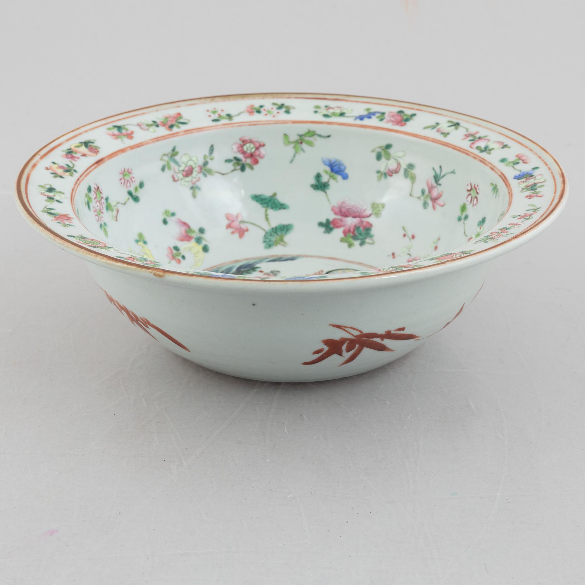 A porcelain bowl/wash basin, China, late Qing dynasty.