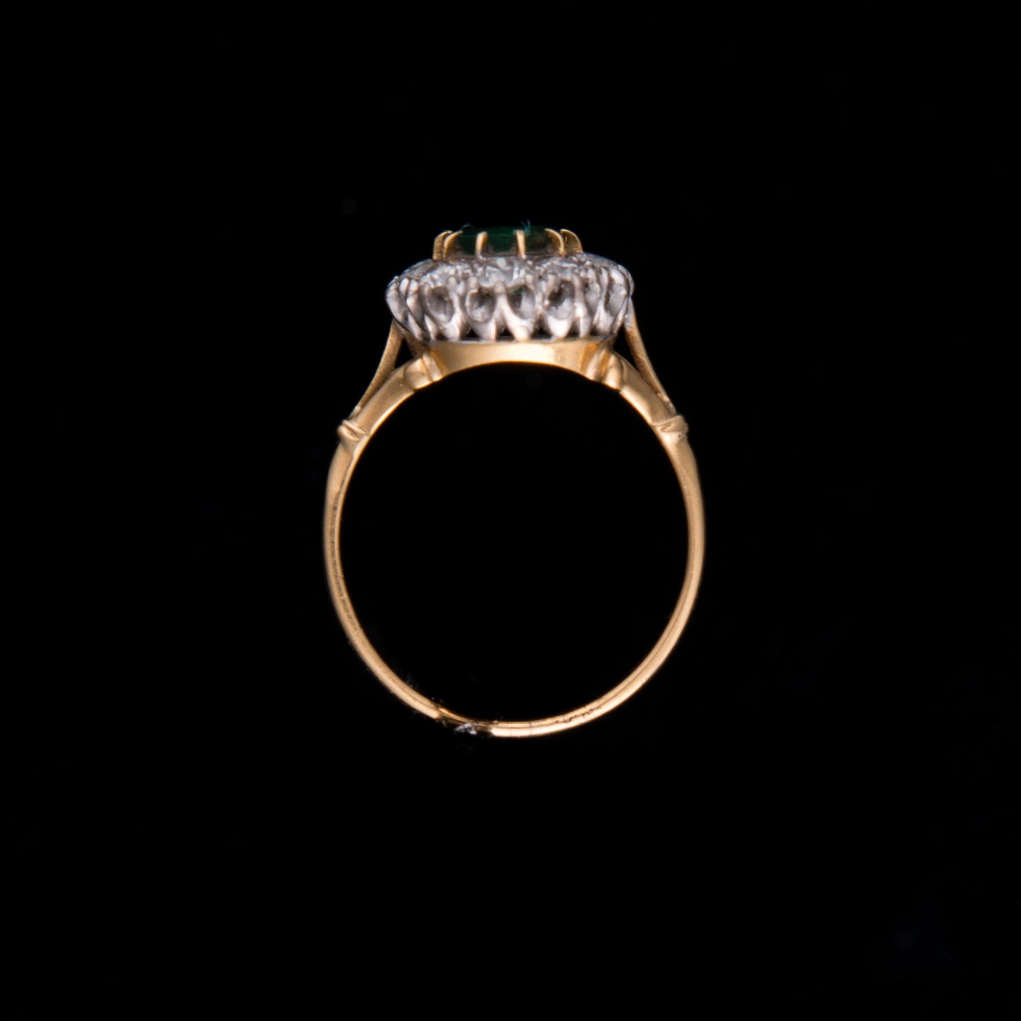 RING, 18K guld, diamanter, smaragd ca 1,00 ct. Vikt ca 6,1 g.