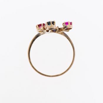 RING, 14K (56) guld, diamant, rubiner, safirer. Moskva 1907-1917.