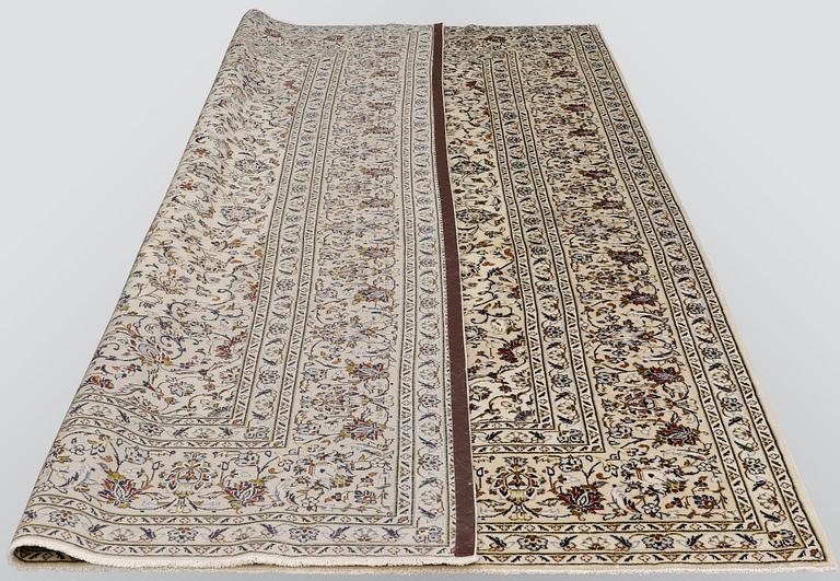 A carpet, Kashan, ca 385 x 245 cm.